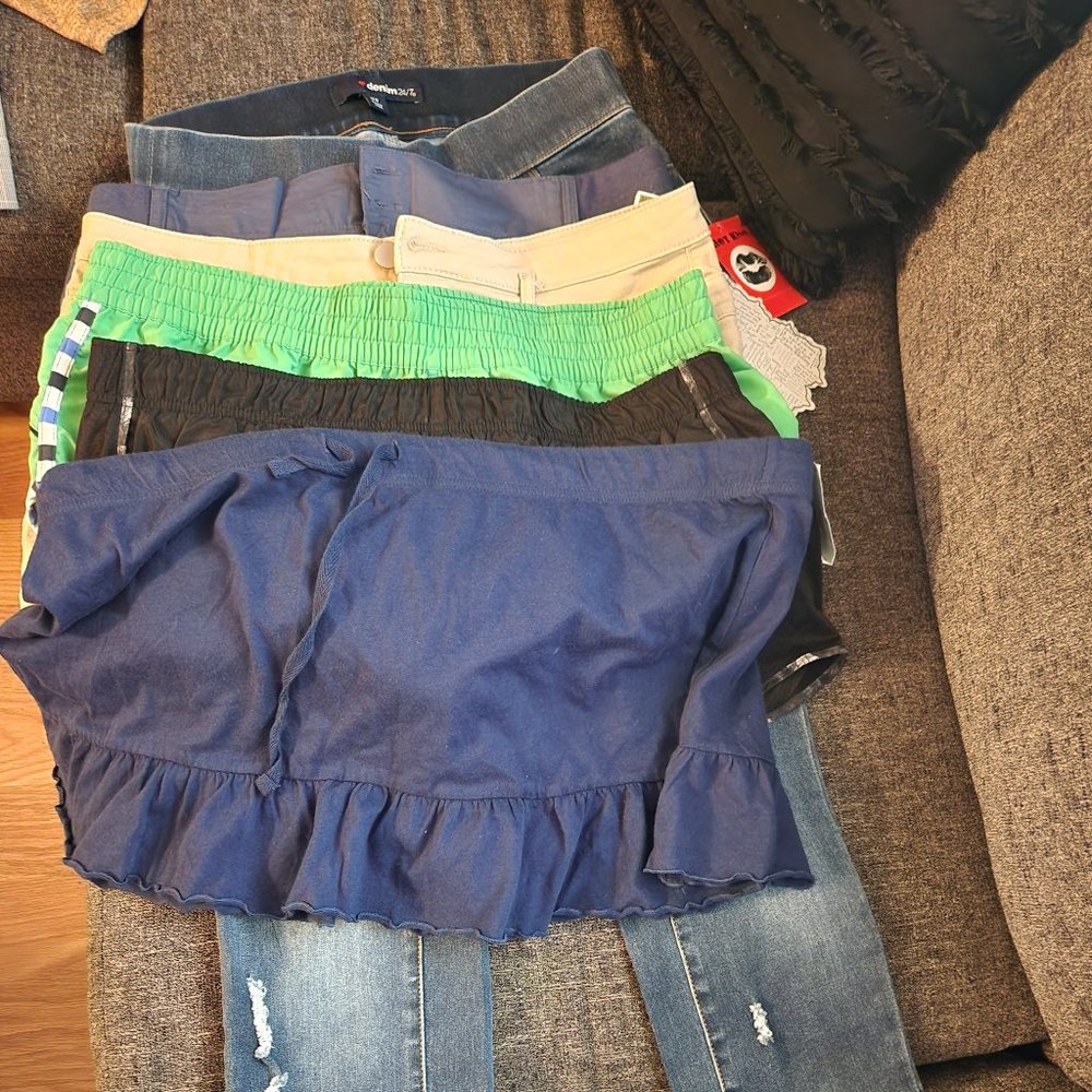 Lot of 4 pairs of shorts, 1 skirt, and 1 pair of jeggins